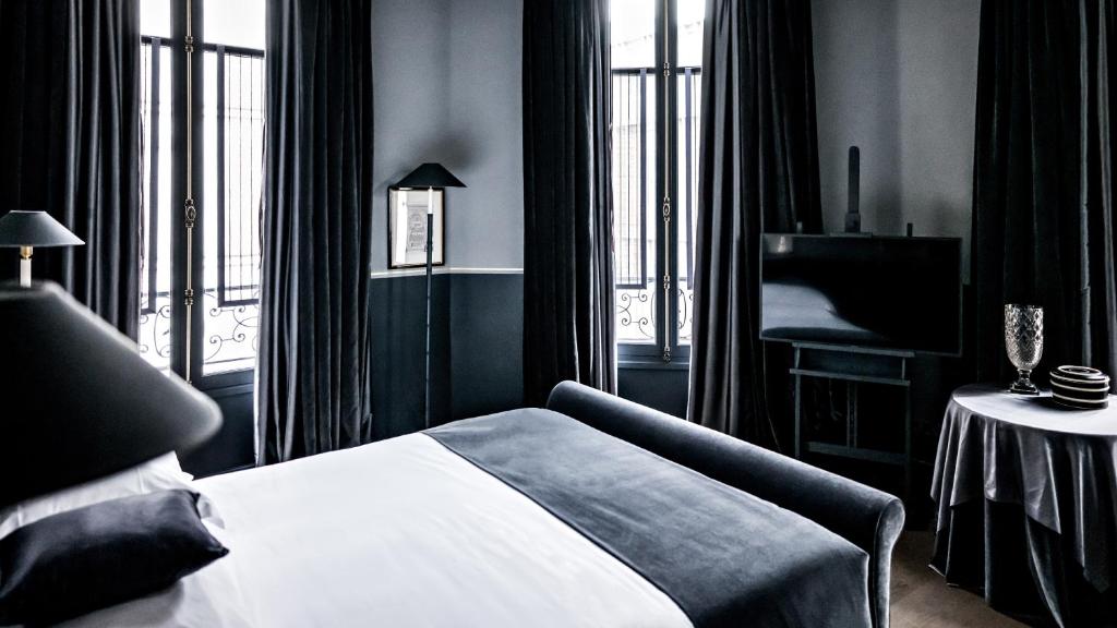 Deluxe Double Room - Image 10