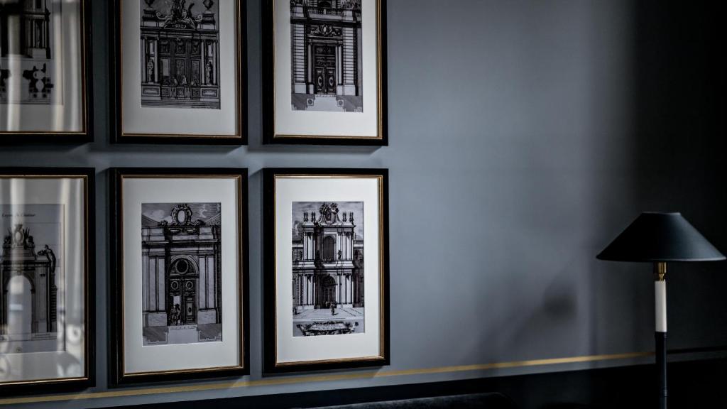 Deluxe Double Room - Image 11