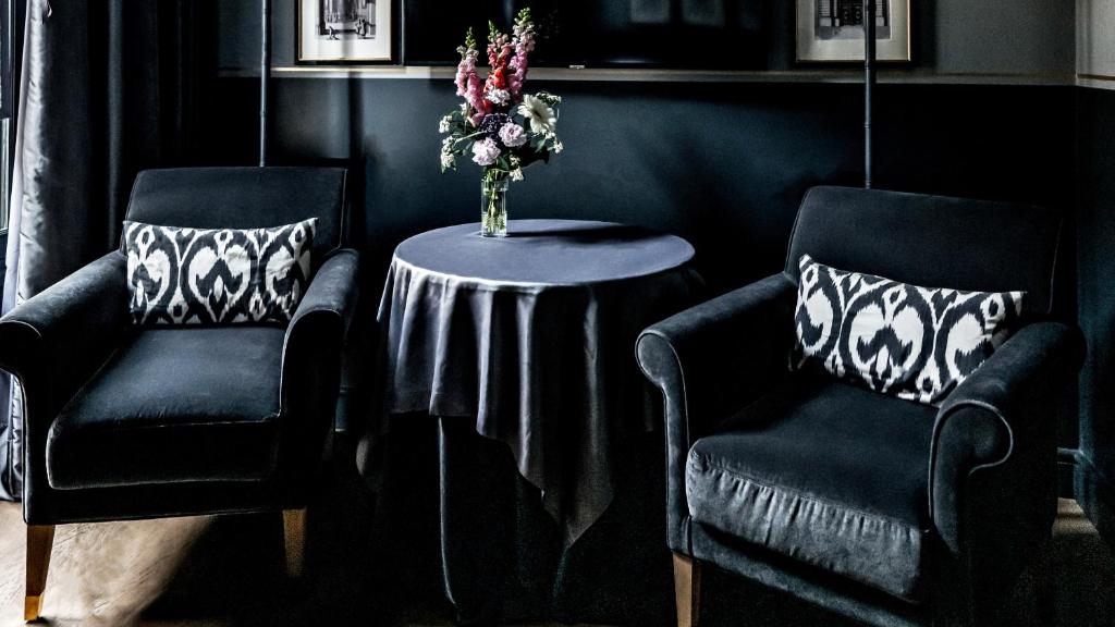 Deluxe Double Room - Image 12