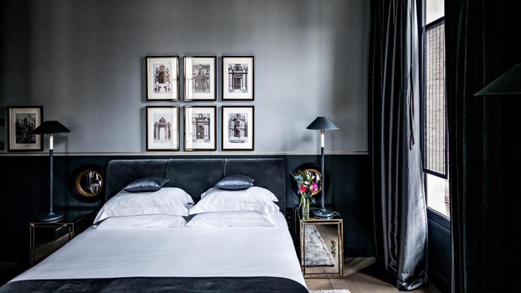 Deluxe Double Room - Image 13