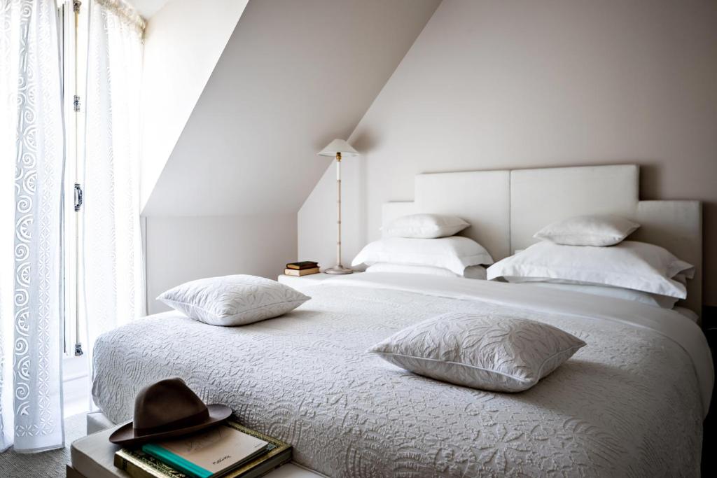 Executive Double Room with Balcony - Tour Eiffel view - Image 2