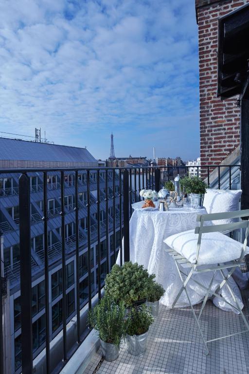 Executive Double Room with Balcony - Tour Eiffel view - Image 3