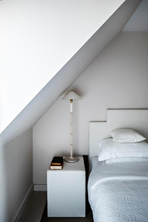 Executive Double Room with Balcony - Tour Eiffel view - Image 5