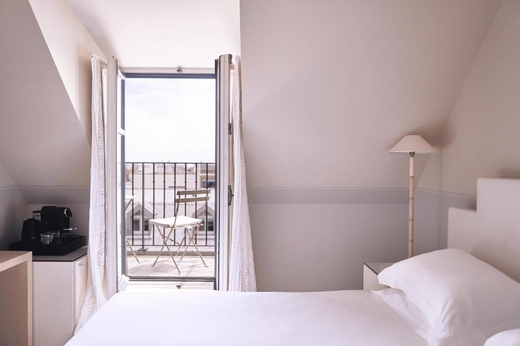 Executive Double Room with Balcony - Tour Eiffel view - Image 6