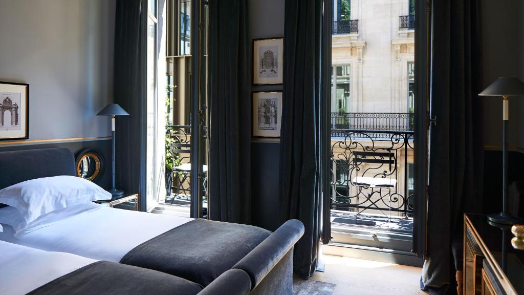 Executive Double Room with Balcony - Image 3