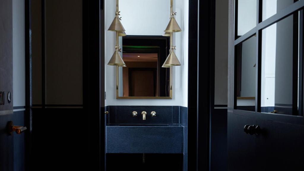 Executive Double Room - Image 10