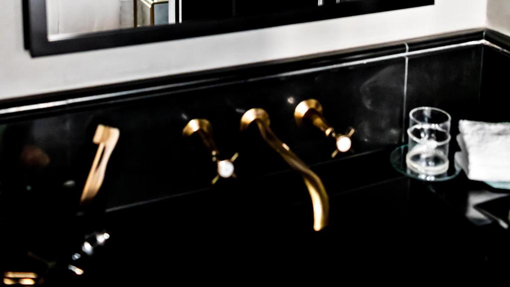 Two Connecting Rooms - Image 1