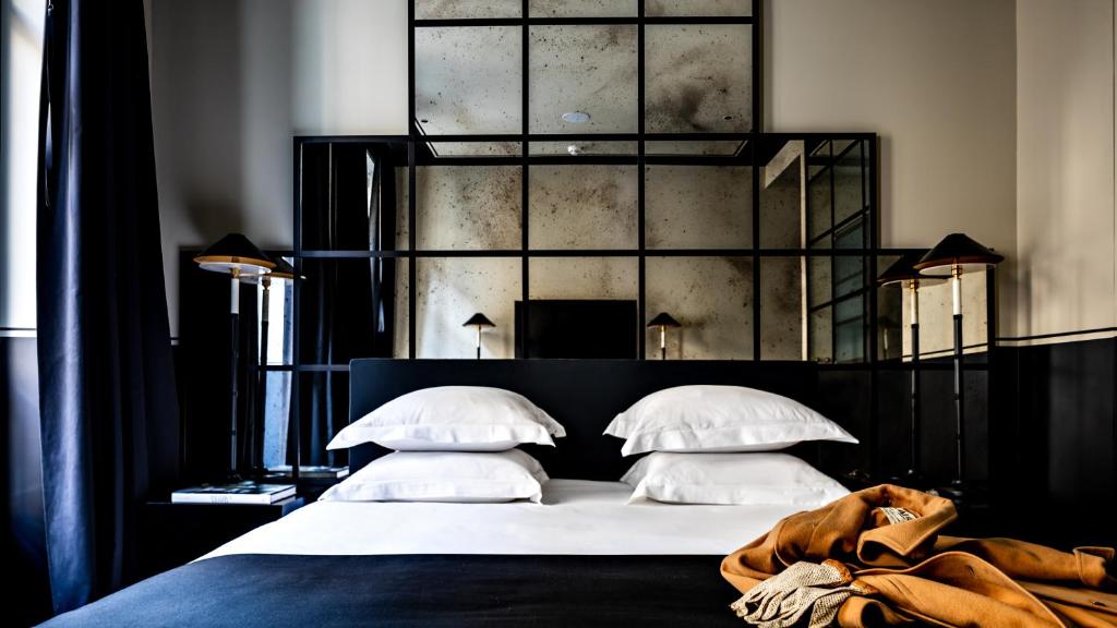 Two Connecting Rooms - Image 2