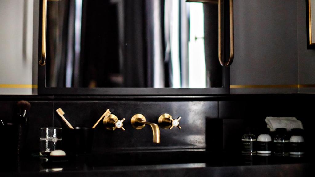 Two Connecting Rooms - Image 3