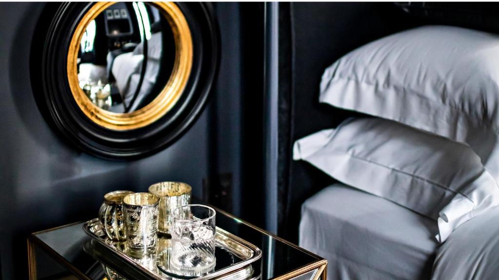 Two Connecting Rooms - Image 7