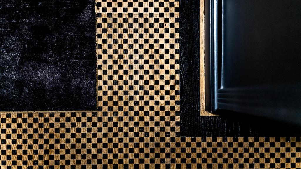 Two Connecting Rooms - Image 8