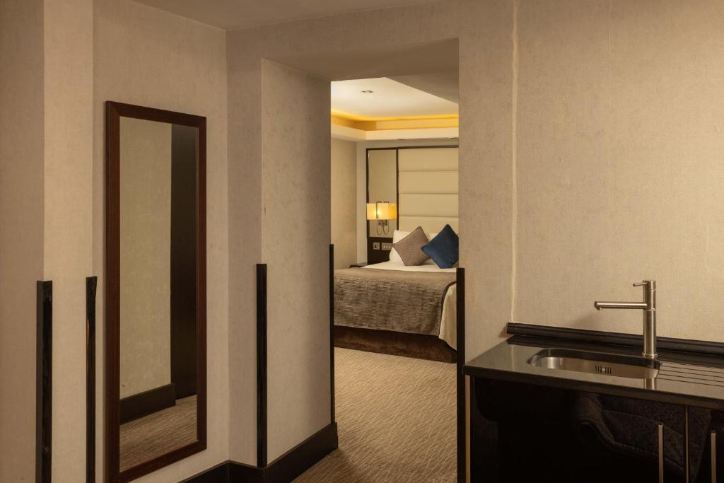 Studio (2 Adults) - Image 1