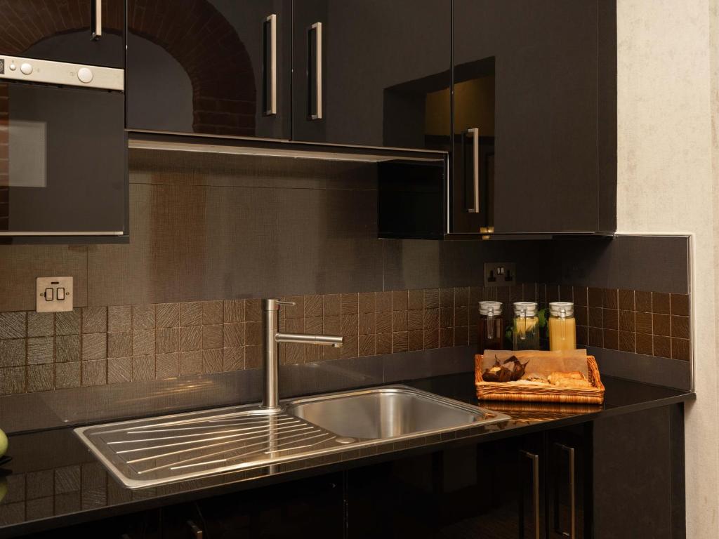 Studio (2 Adults) - Image 7