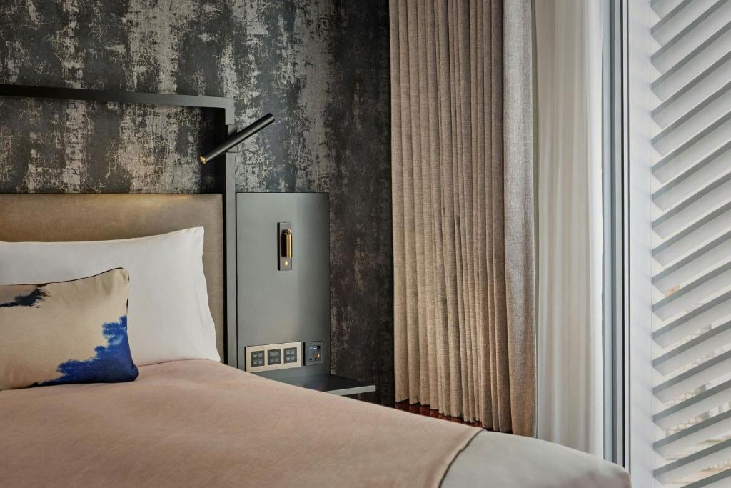 Anything But Standard, Guest room, Queen, City view - Image 3