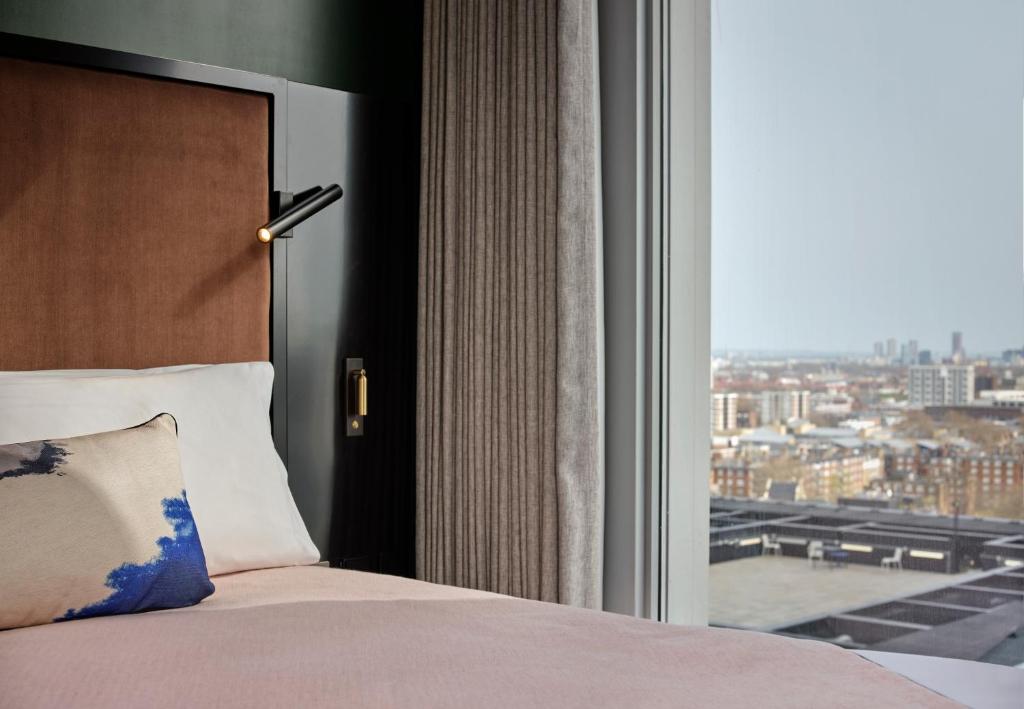 Sky High Double, Guest room, King or Queen, Skyline view - Image 1