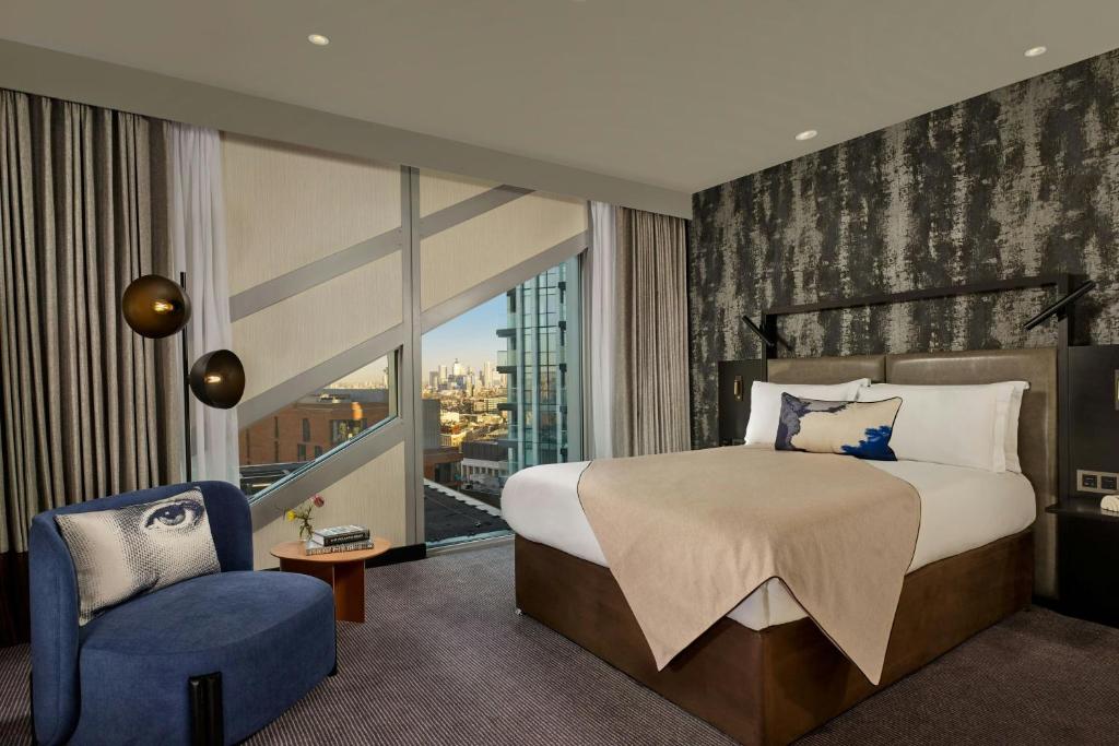 Sky High Double, Guest room, King or Queen, Skyline view - Image 2