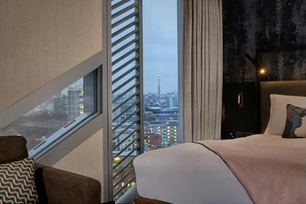 Sky High Double, Guest room, King or Queen, Skyline view - Image 5