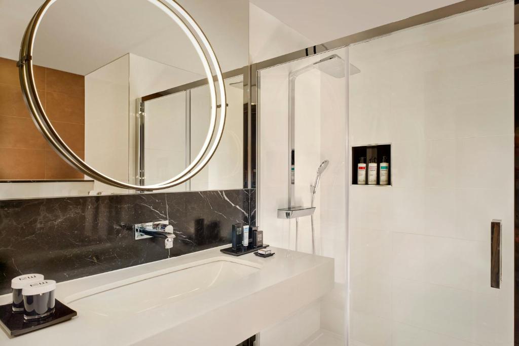 Sky High Double, Guest room, King or Queen, Skyline view - Image 6