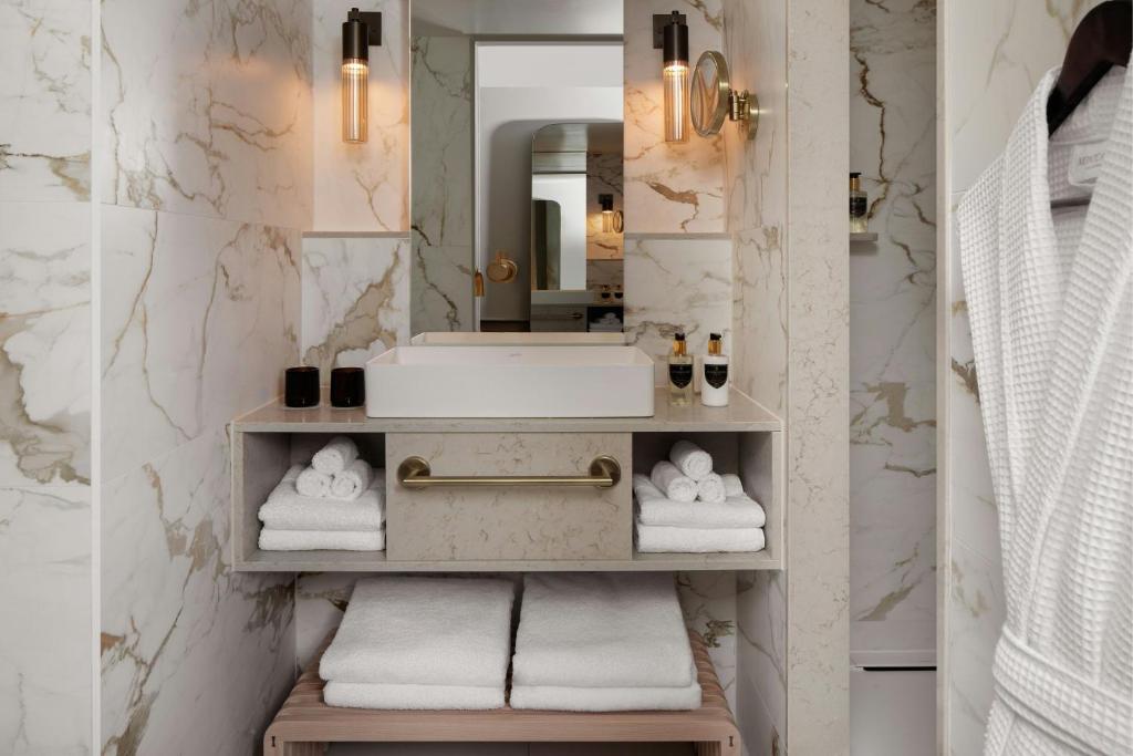 Atelier King Room - Image 4