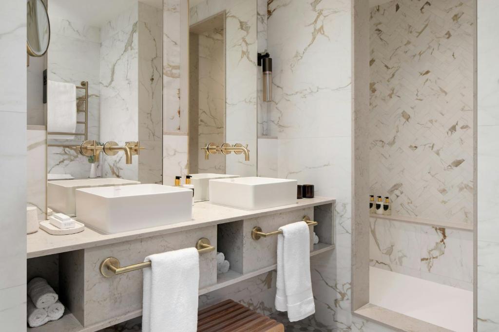 Marquis King Suite - Image 2
