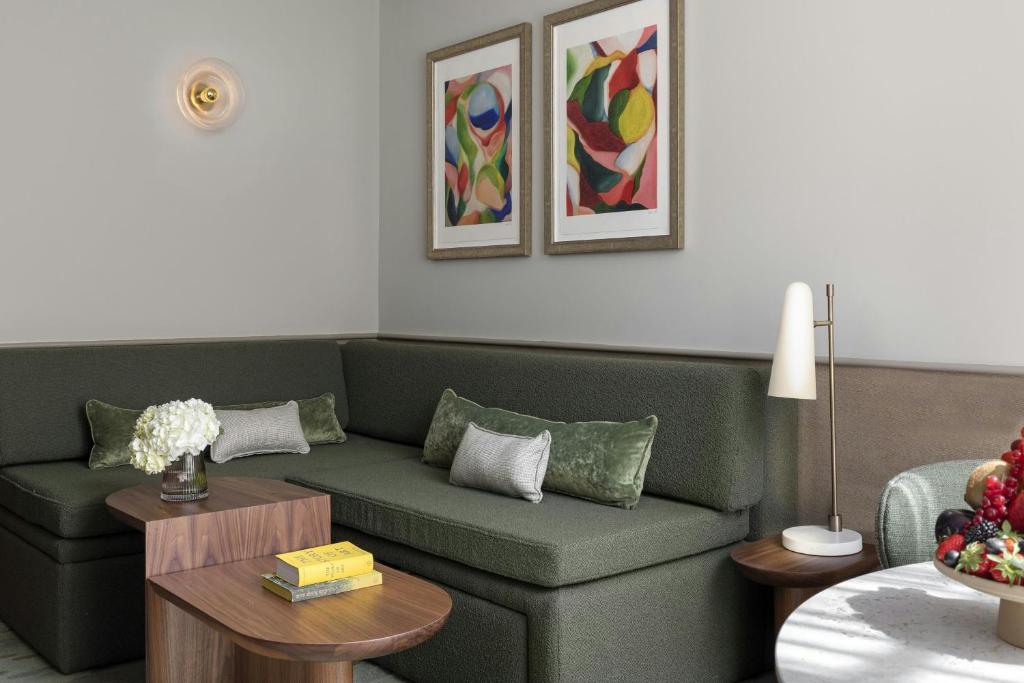 Montagu King Suite with Sofa Bed - Image 10
