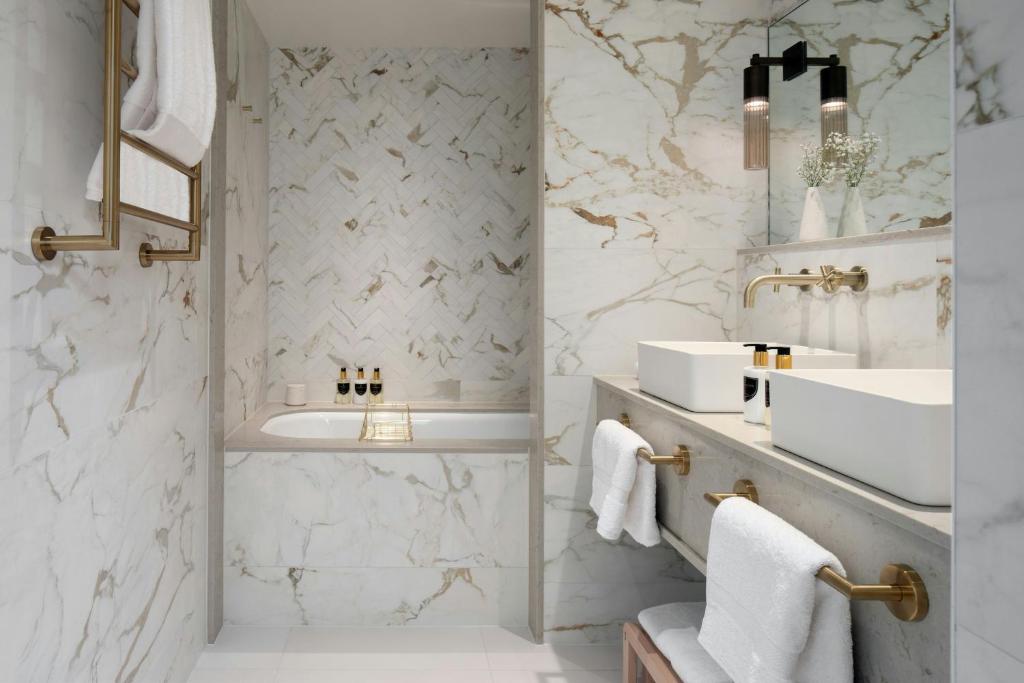 Montagu King Suite with Sofa Bed - Image 3