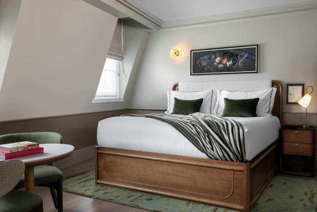 Montagu King Suite with Sofa Bed - Image 4