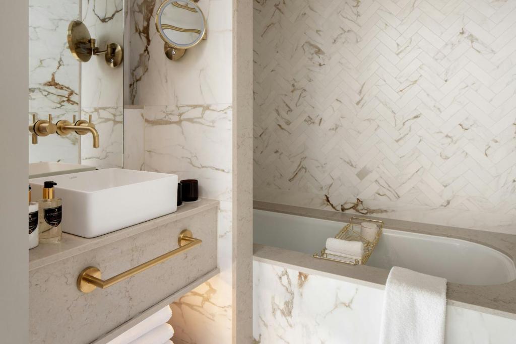 Montagu King Suite with Sofa Bed - Image 5