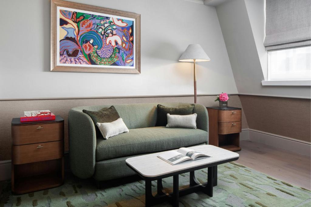 Montagu King Suite with Sofa Bed - Image 6