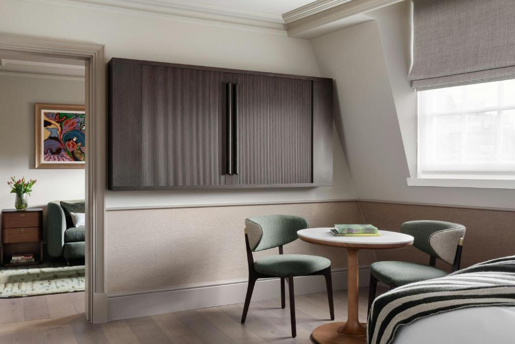 Montagu King Suite with Sofa Bed - Image 7