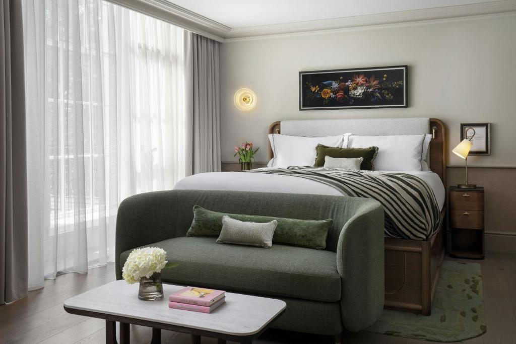 Montagu King Suite with Sofa Bed - Image 1