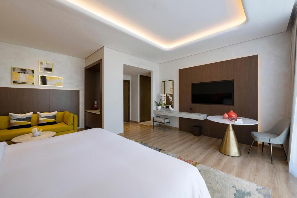 Deluxe King Room with Panoramic City View - Image 1