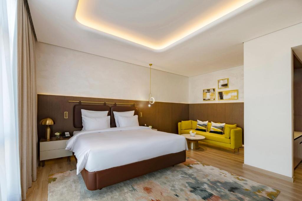 Deluxe King Room with Panoramic City View - Image 3