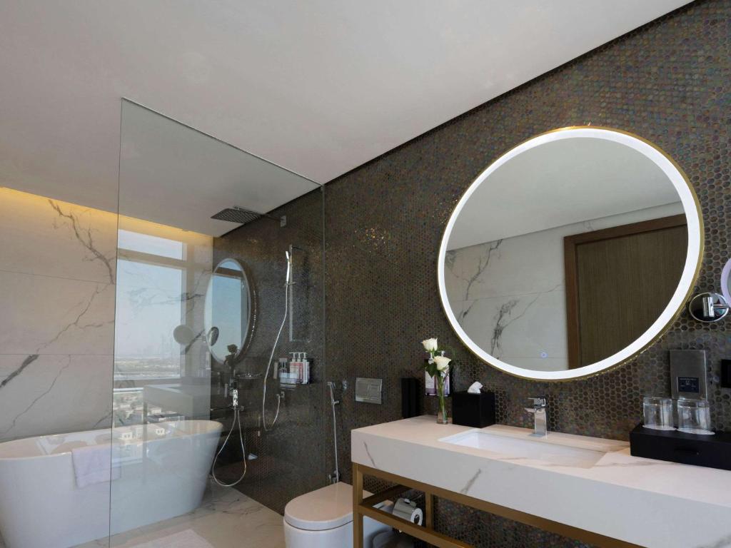 Deluxe King Room with Panoramic City View - Image 4