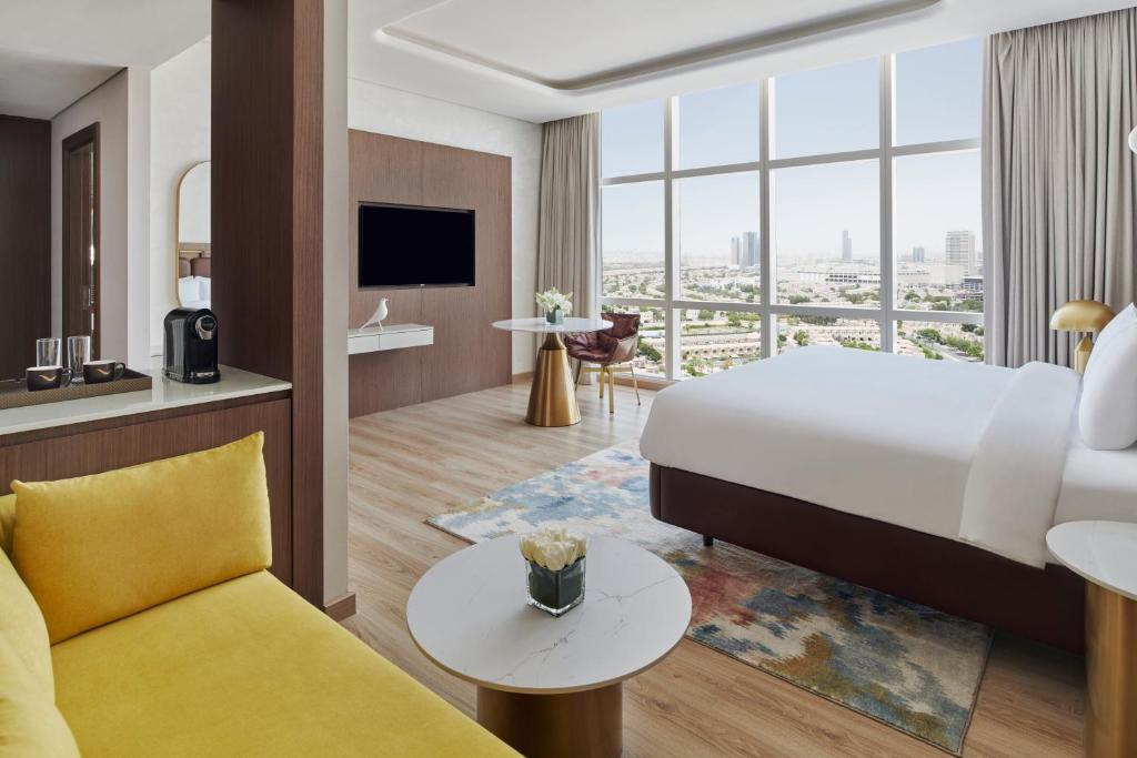 Deluxe King Room with Panoramic City View - Image 6