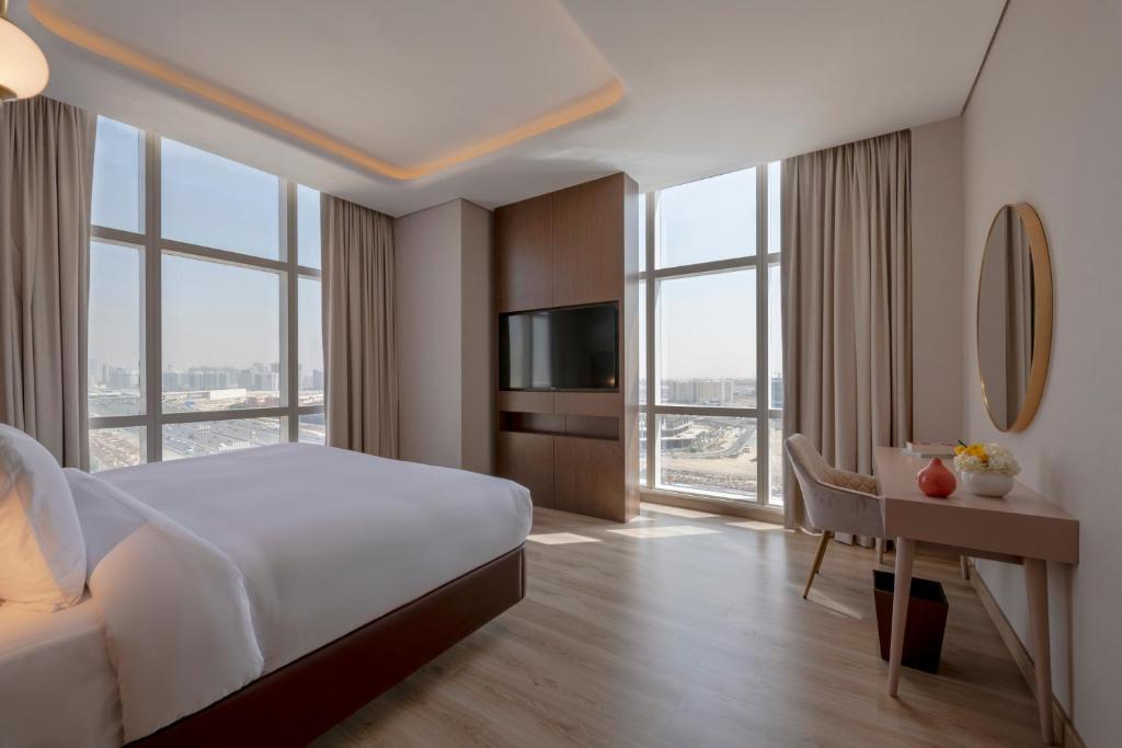 Deluxe King Suite with Panoramic City View - Image 1