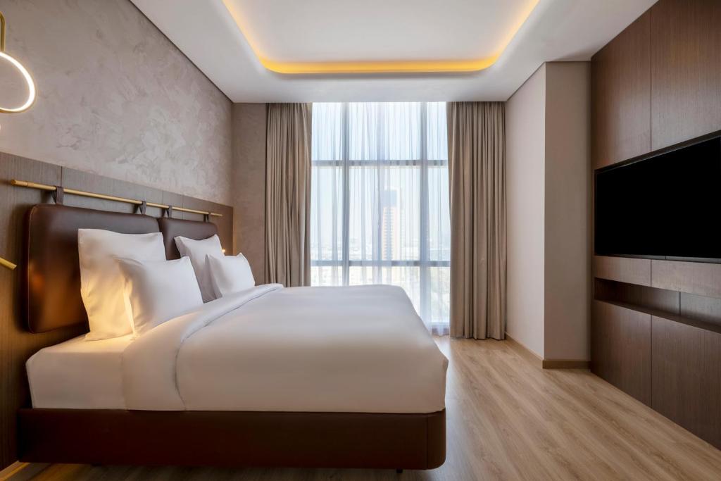 Deluxe King Suite with Panoramic City View - Image 2