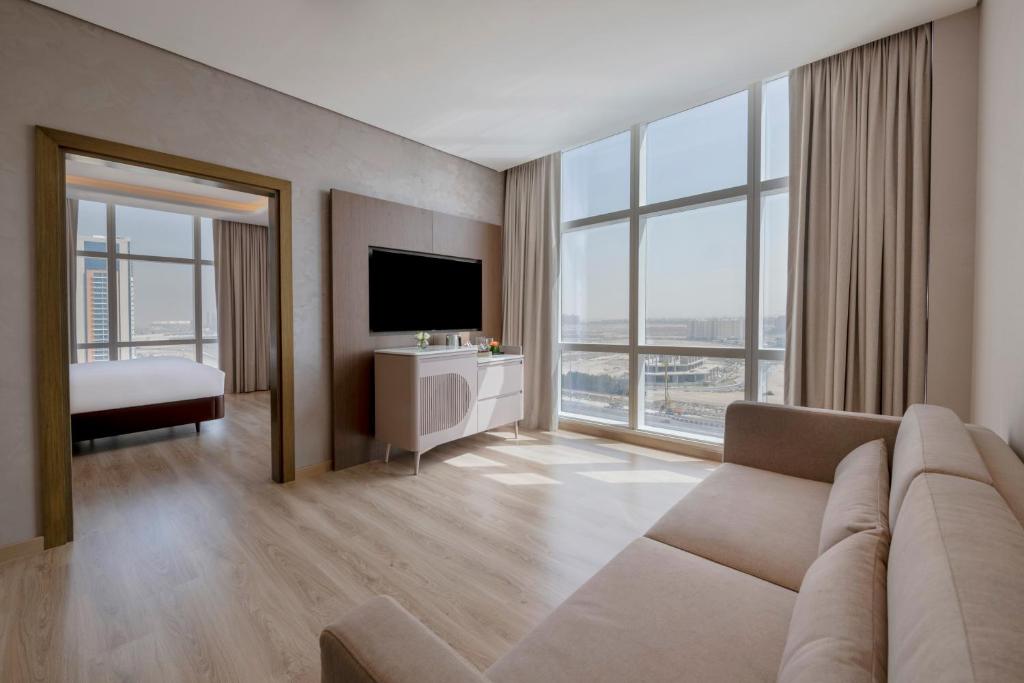 Deluxe King Suite with Panoramic City View - Image 3