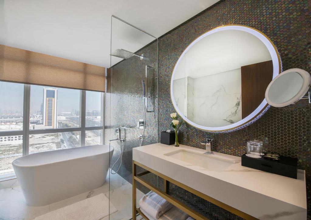 Deluxe King Suite with Panoramic City View - Image 4
