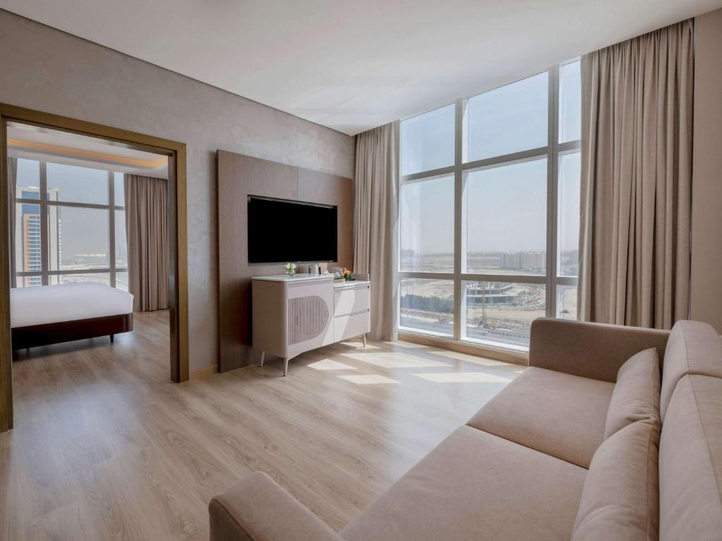 Deluxe King Suite with Panoramic City View - Image 5