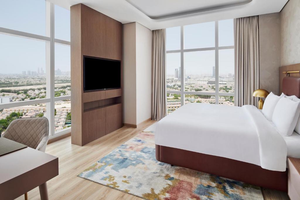 Deluxe King Suite with Panoramic City View - Image 6