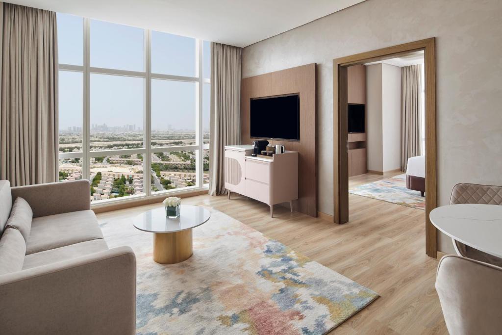 Deluxe King Suite with Panoramic City View - Image 7