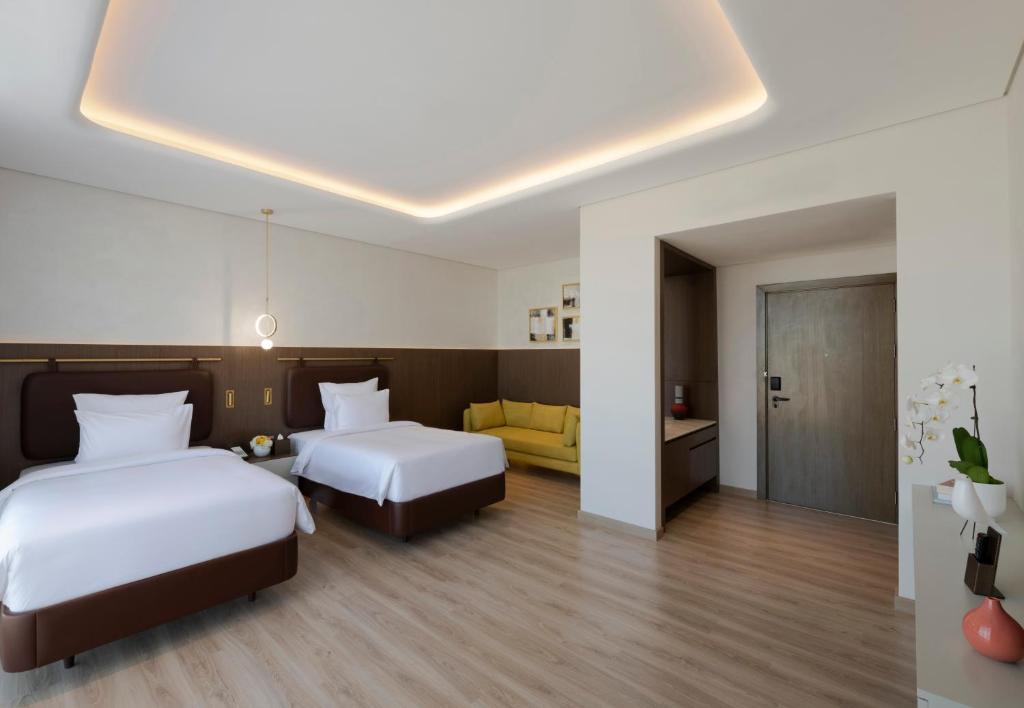 Deluxe Twin Room with Panoramic City View - Image 2