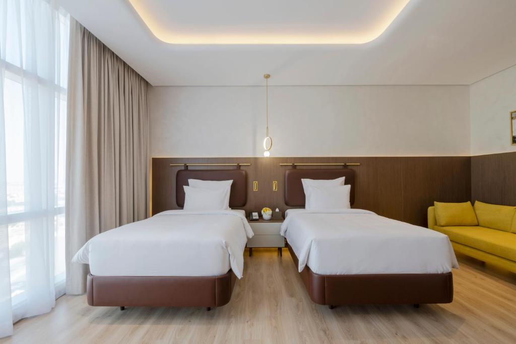 Deluxe Twin Room with Panoramic City View - Image 3