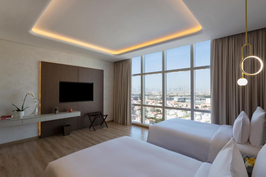 Deluxe Twin Room with Panoramic City View - Image 4