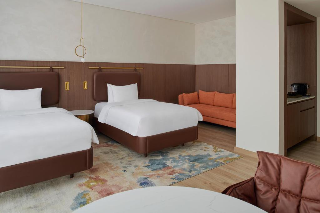 Deluxe Twin Room with Panoramic City View - Image 6