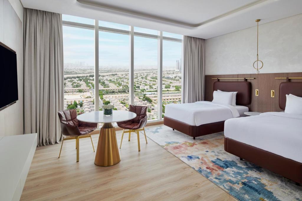 Deluxe Twin Room with Panoramic City View - Image 7