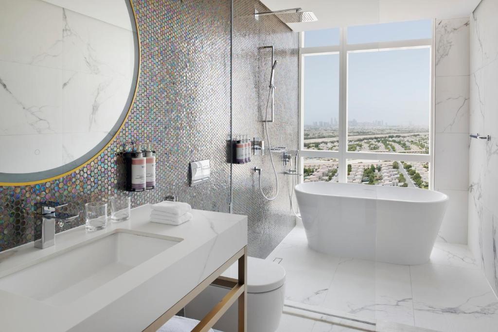 Deluxe Twin Room with Panoramic City View - Image 8