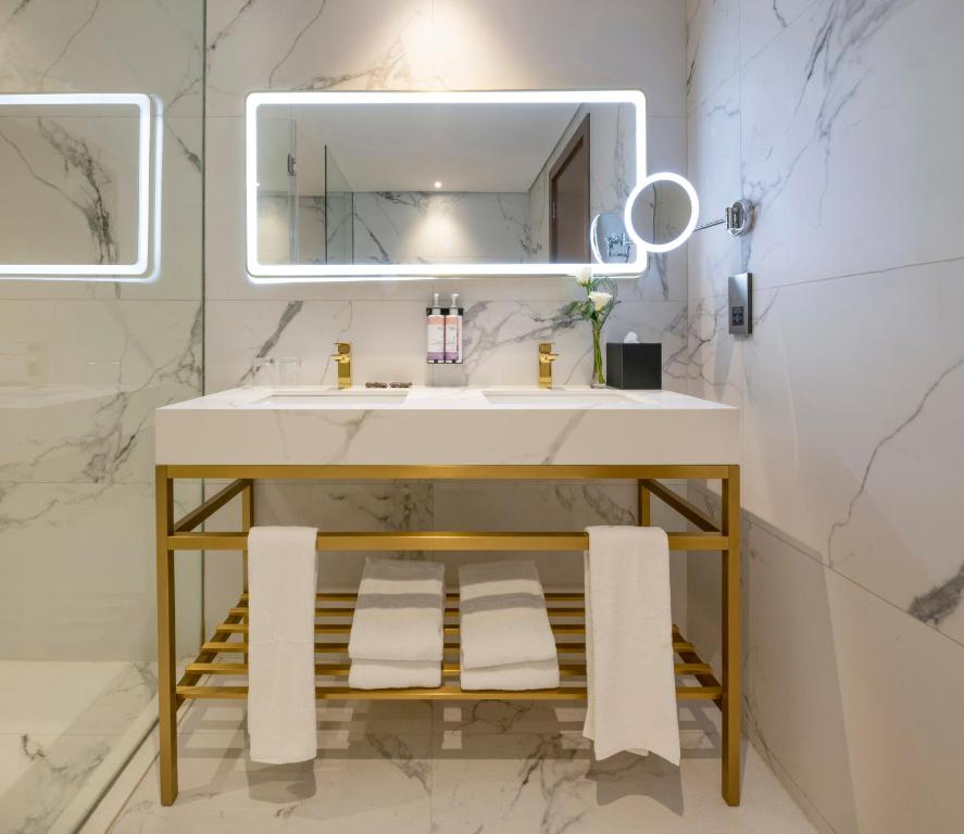 Premium King Suite with City View - Image 1