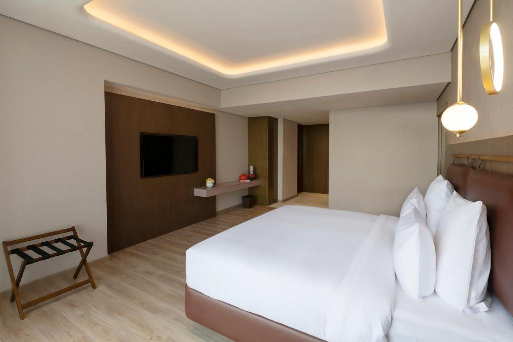 Premium King Suite with City View - Image 2